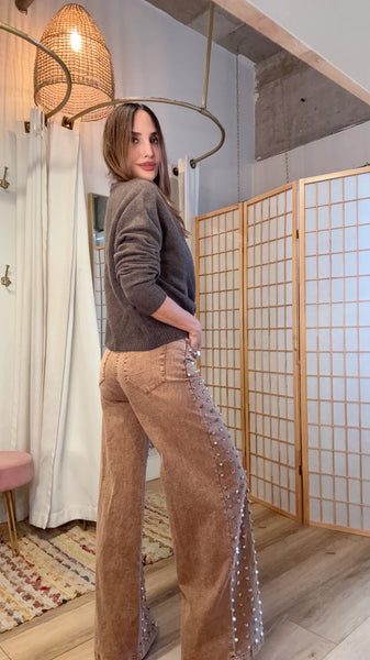 The Zaira Caramel Stud Jeans” – Straight-Leg Statement Denim